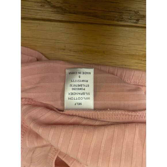 NWT Lelis women's pink ribbed peek a boo off the shoulder bodysuit size small - Picture 6 of 9